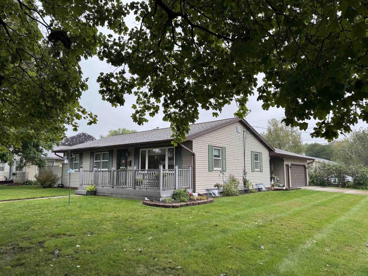 Property Photo:  1304 Manor Drive  WI 53548 