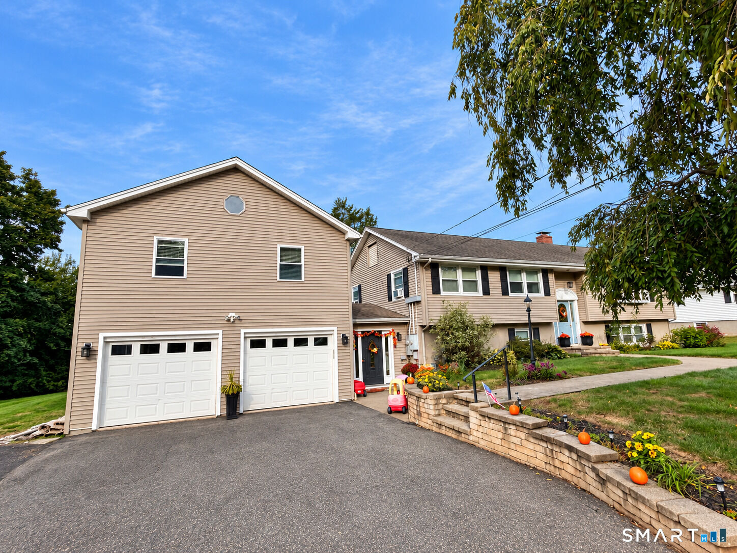 Property Photo: 271 Vineyard Avenue CT 06111