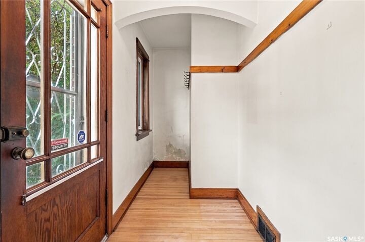 Property Photo:  821 College Avenue  SK S4N 0Y1 