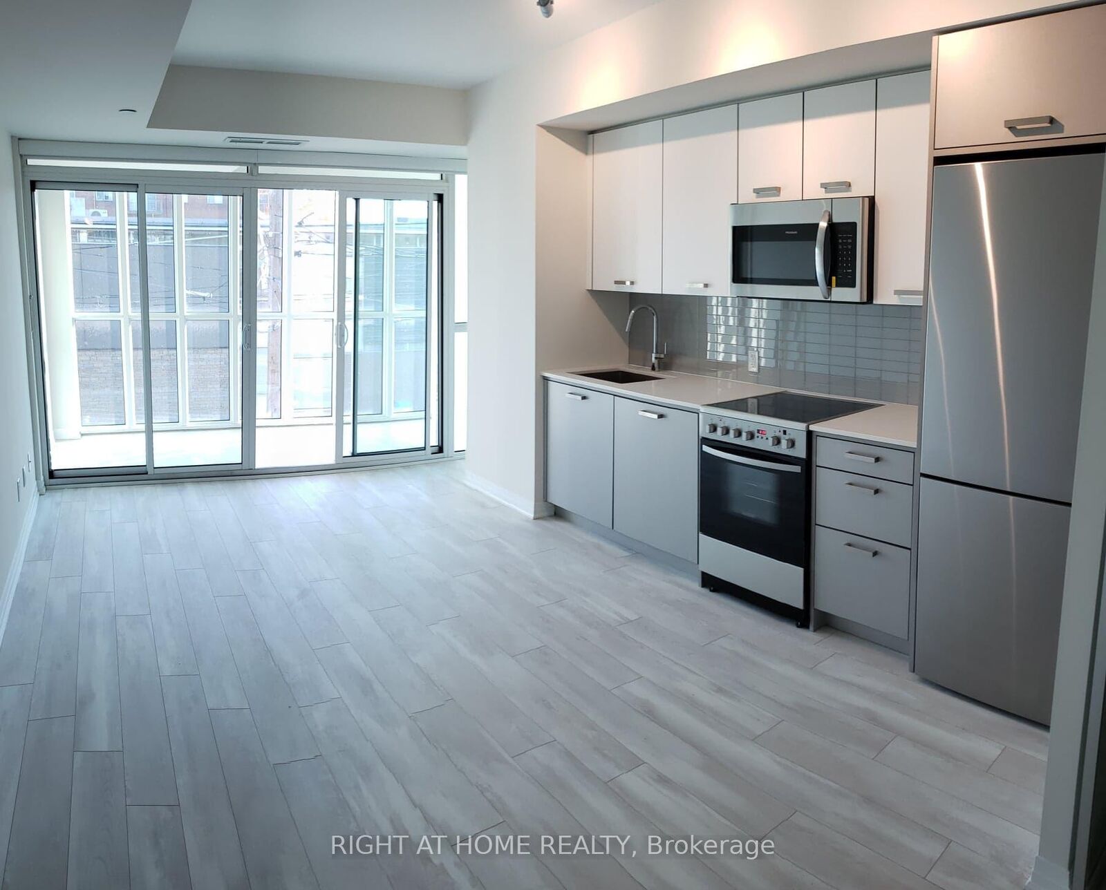 Property Photo:  1630 Queen Street E 211  ON M4L 0B3 