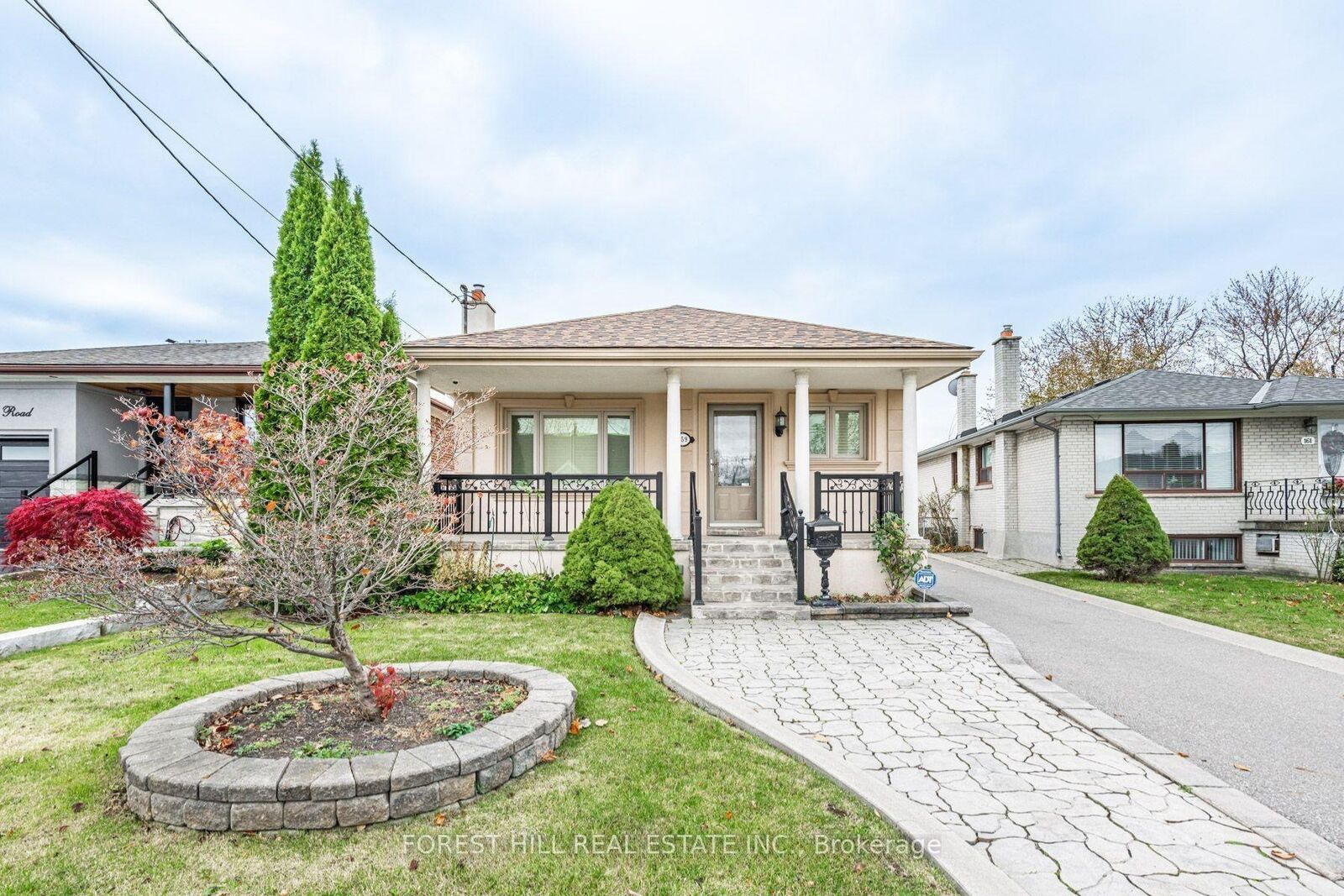 Photo de la propriété: 159 Spalding Road ON M3K 1K3