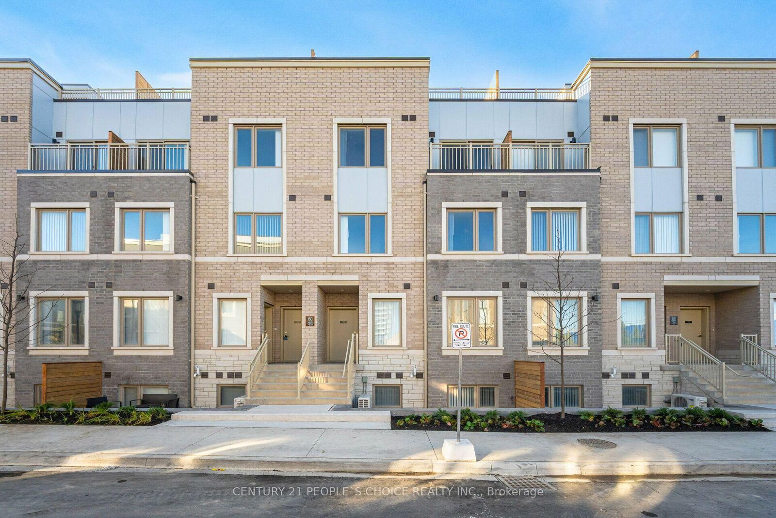 Property Photo:  150 Honeycrisp Crescent N Th263  ON L4K 0N7 