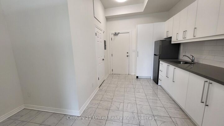 Property Photo:  172.5 Hunter Street W 11  ON K9H 2L2 