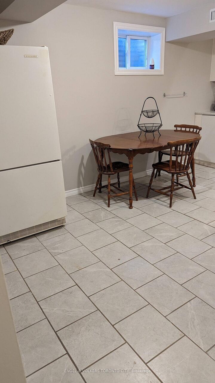 Property Photo:  18 Elrose Road W B  ON L6T 2C2 