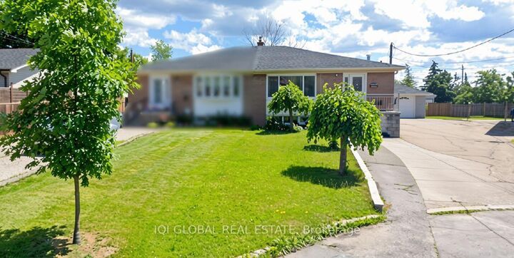 Photo de la propriété: 11 Stone Court ON M9M 1N1