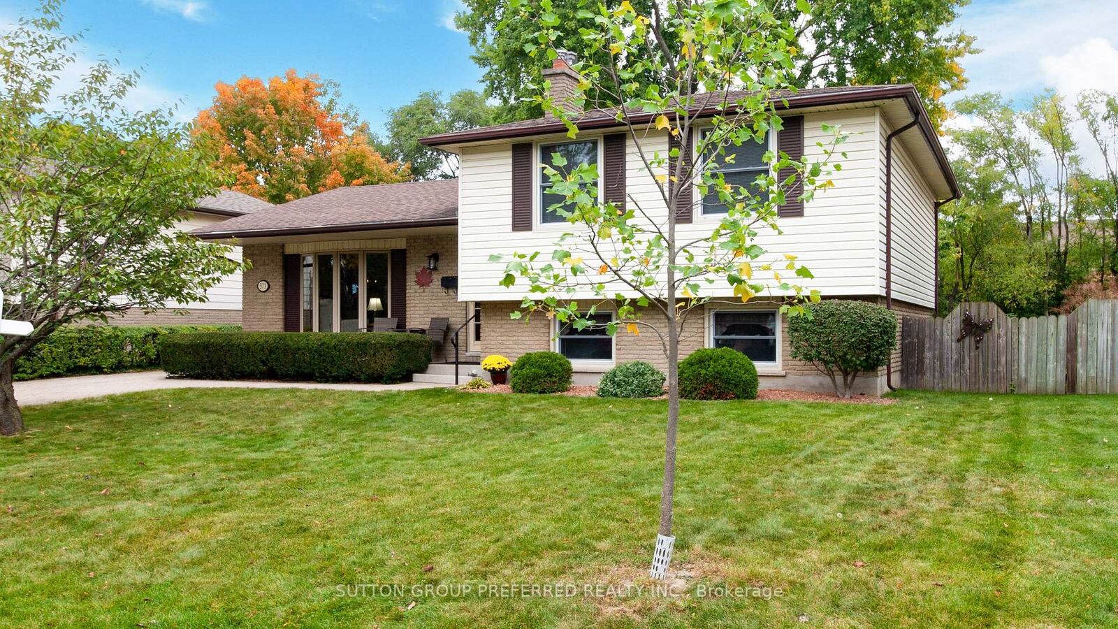 Property Photo:  573 Jamaica Court  ON N6K 1N2 
