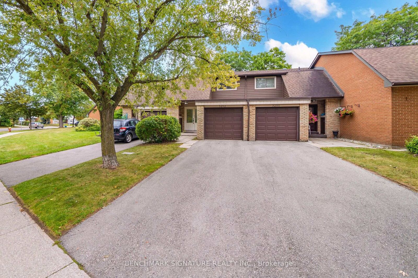 Property Photo: 5292 Pinedale Avenue 11 ON L7L 3V8