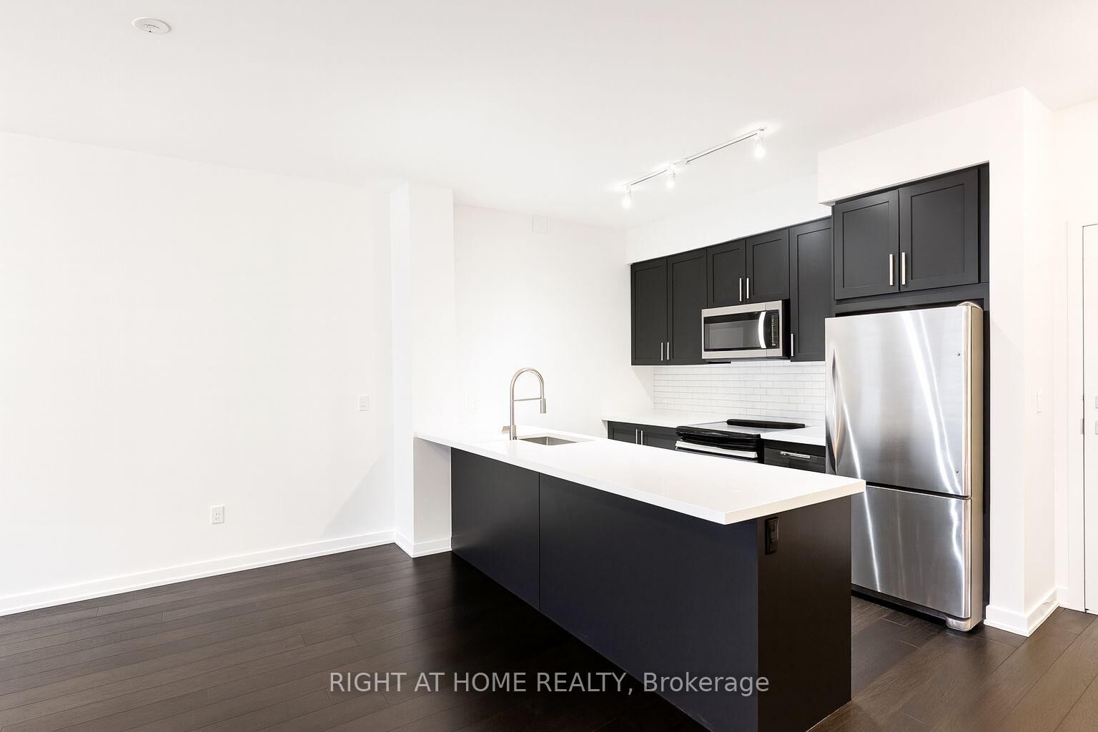 Property Photo:  4055 Parkside Drive Th15  ON L5B 0K8 