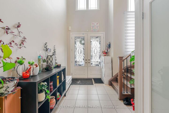 Property Photo:  42 Walker Boulevard Upper  ON L9R 0N2 