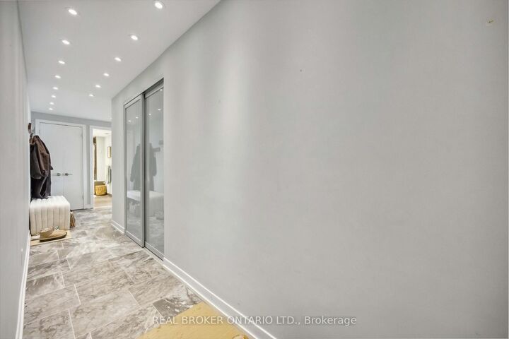 Property Photo:  95 Bathurst Street 222  ON M5V 0H7 