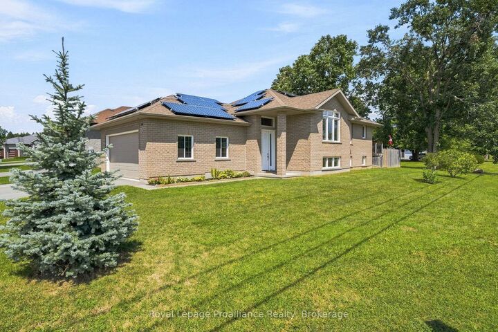 Property Photo:  63 Freedom Crescent  ON K8V 0C2 