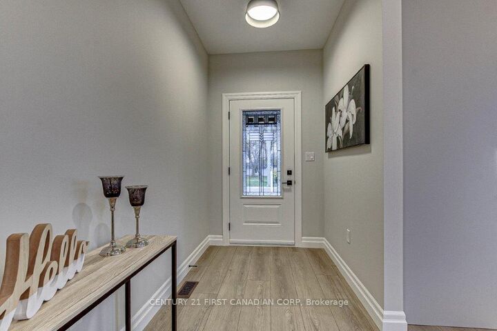 Photo de la propriété:  163 Elgin Avenue E  ON N7A 1K7 