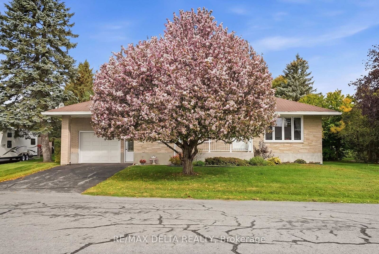 Property Photo:  6 Place Madeleine Street  ON K0C 2B0 