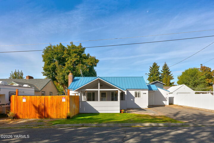 Property Photo: 1106 S 31st Ave WA 98902