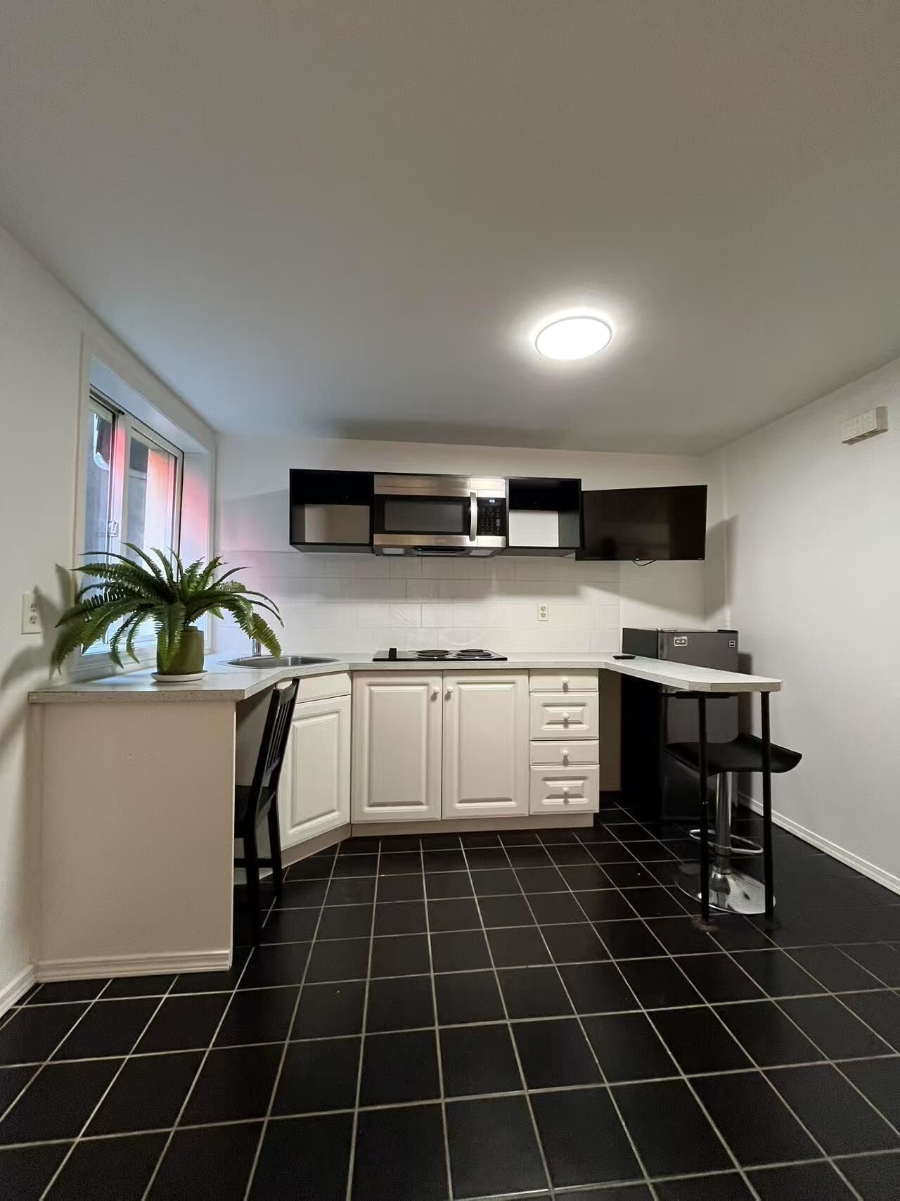 Property Photo:  1517 Comox Street 5  BC V6G 1P3 