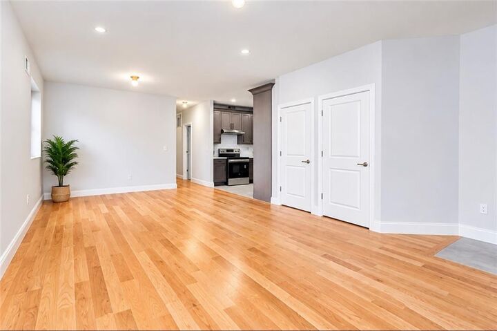 Property Photo: 22 Hope Avenue 2F NY 10305
