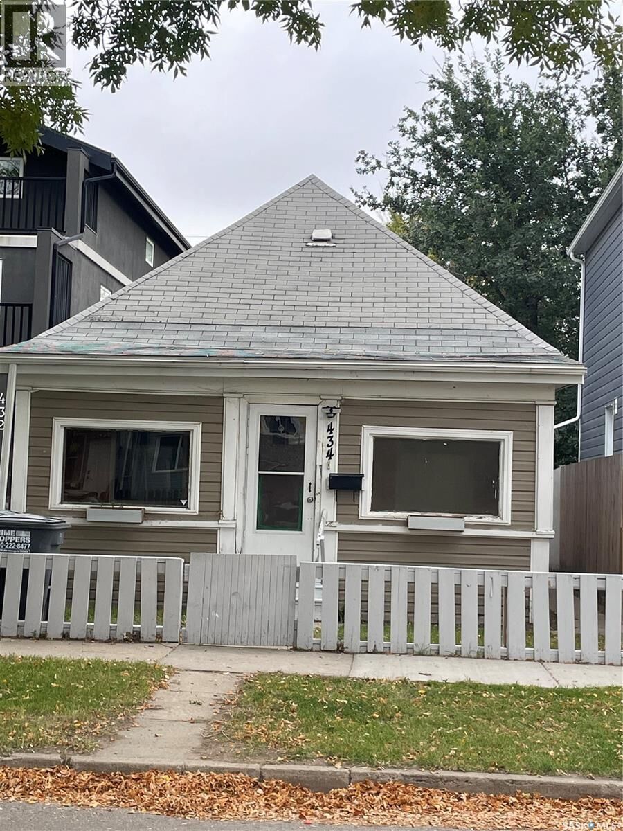 Property Photo:  434 G Avenue S  SK S7M 1V7 