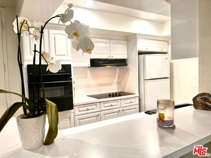 Property Photo: 1351 N Crescent Heights, Unit 210 CA 90046