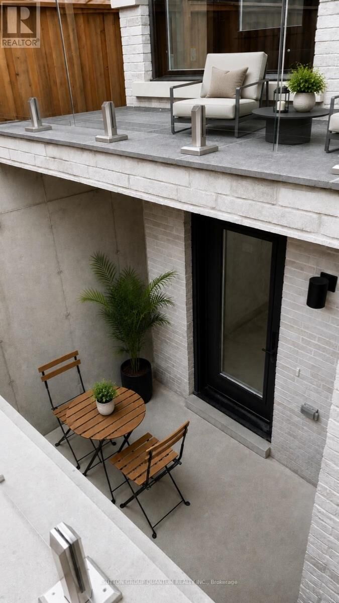 Property Photo:  43 Elmwood Avenue North #4  ON L5G 3K1 