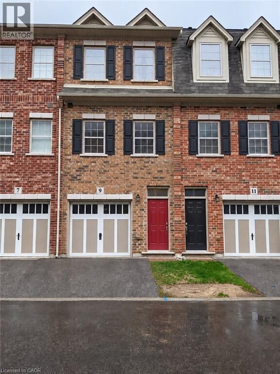 Property Photo:  9 Hyde Park Mews  ON N2H 0B2 
