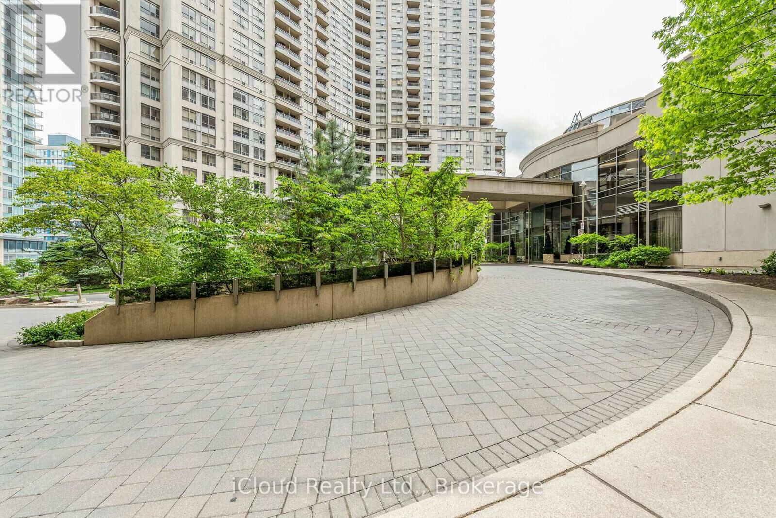 Property Photo: 3888 Duke Of York Boulevard 2521 ON L5B 4P5