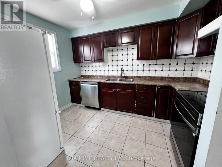 Property Photo:  676 Balsam Crescent  ON L1J 6A2 