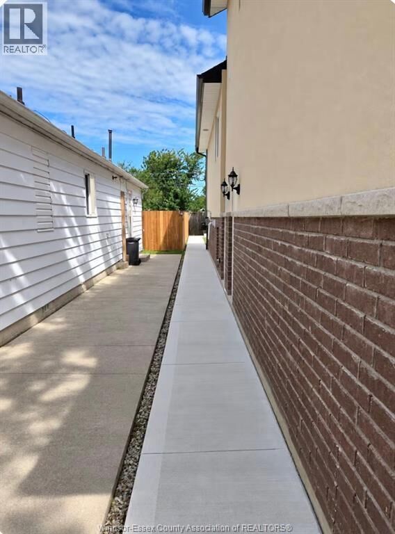 Property Photo:  1740 Buckingham Drive  ON N8T 2A6 