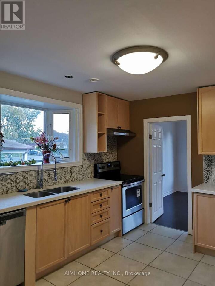 Property Photo:  20 Lisburn Crescent  ON M2J 2Z5 