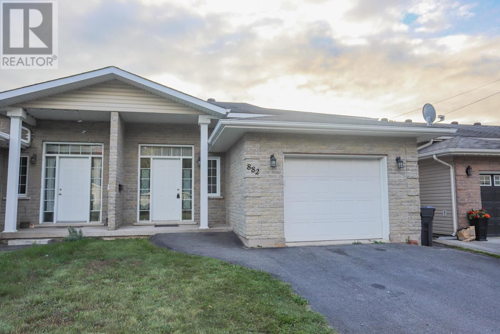 Property Photo:  882 Pine St  ON P6B 3G3 