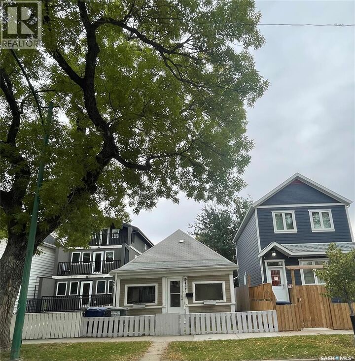 Property Photo: 434 G Avenue S SK S7M 1V7