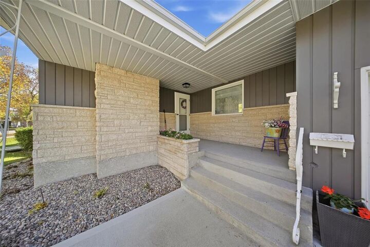 Property Photo:  654 Roberta Avenue  MB R2K 0L1 