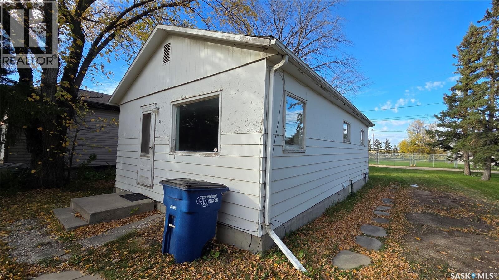 Property Photo:  817 98th Avenue  SK S0E 1T0 
