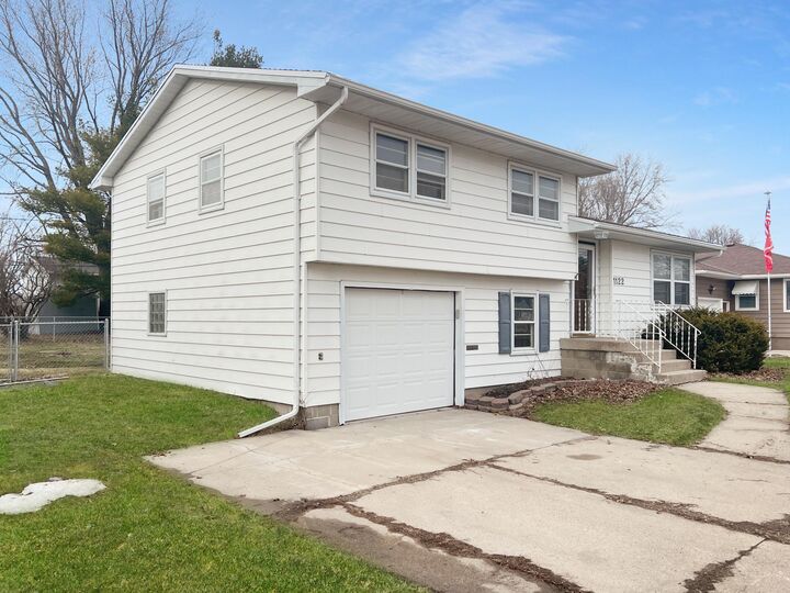 Property Photo:  1122 S State Street  MN 56031 