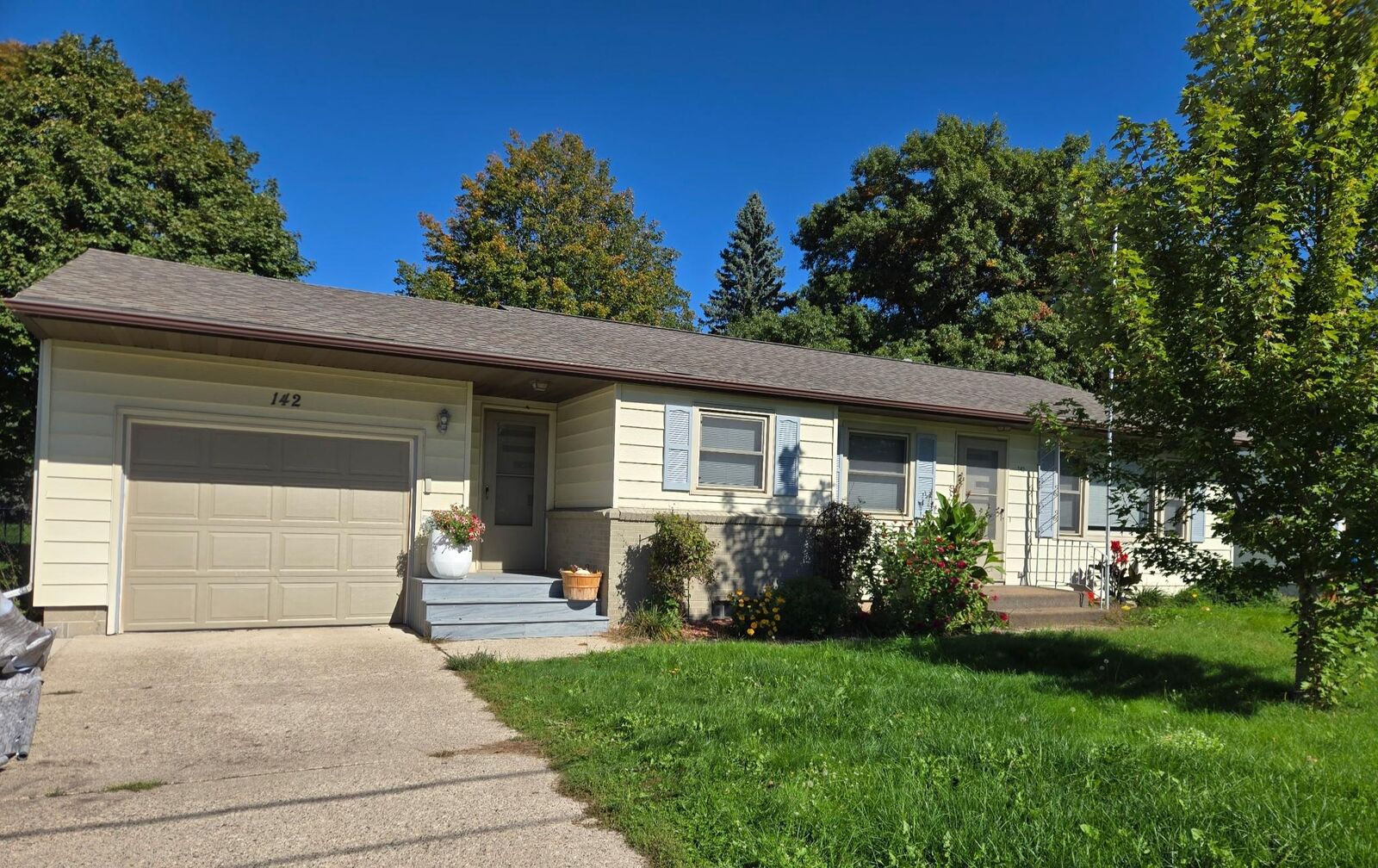 Property Photo: 142 5th Street NW MN 55917