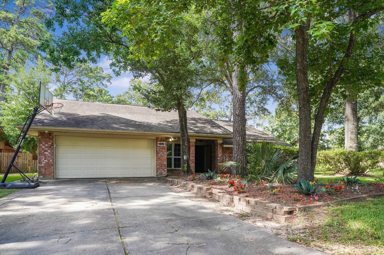Property Photo: 2102 Oak Shores Drive TX 77339
