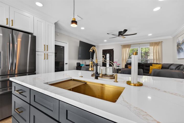 Property Photo: 4420 Pompano Drive SE FL 33705