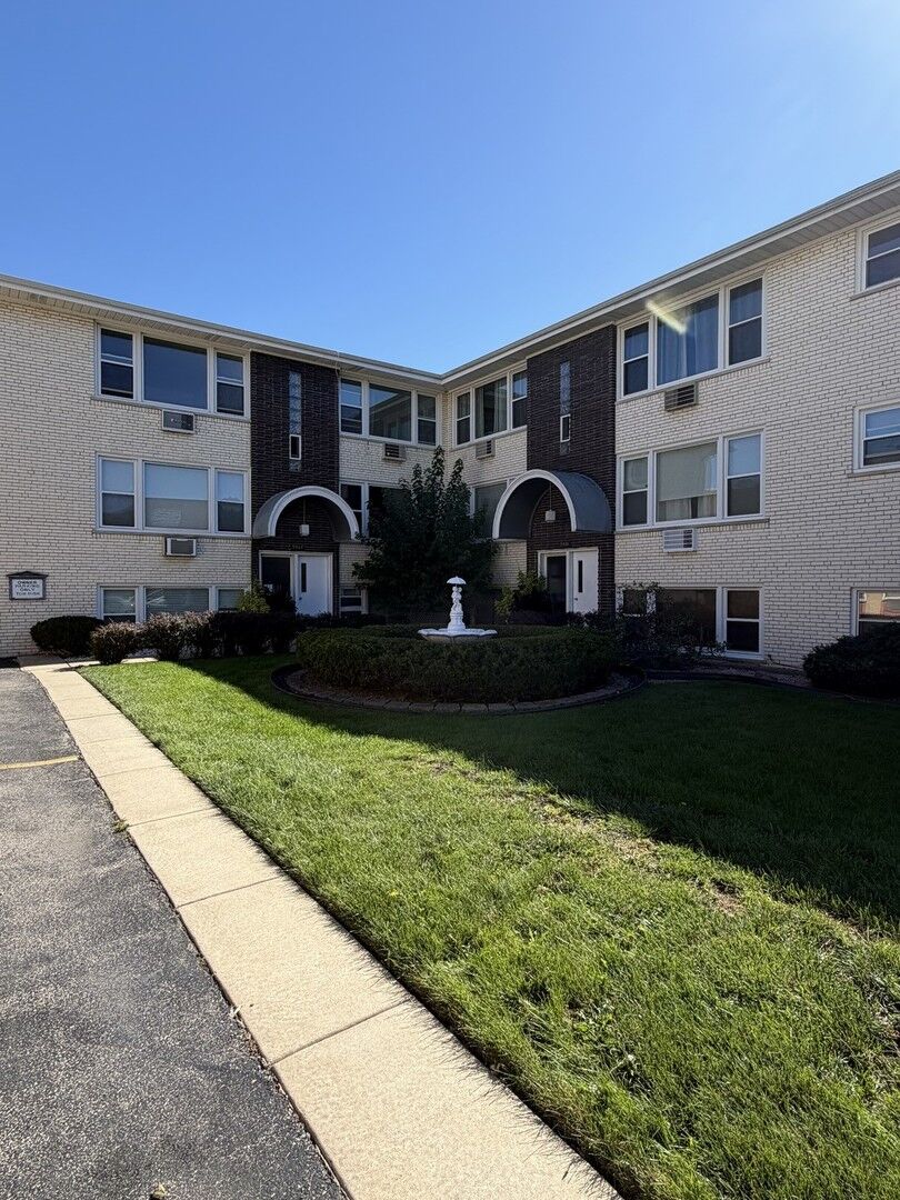 Property Photo:  5947 N Odell Avenue Gs  IL 60631 