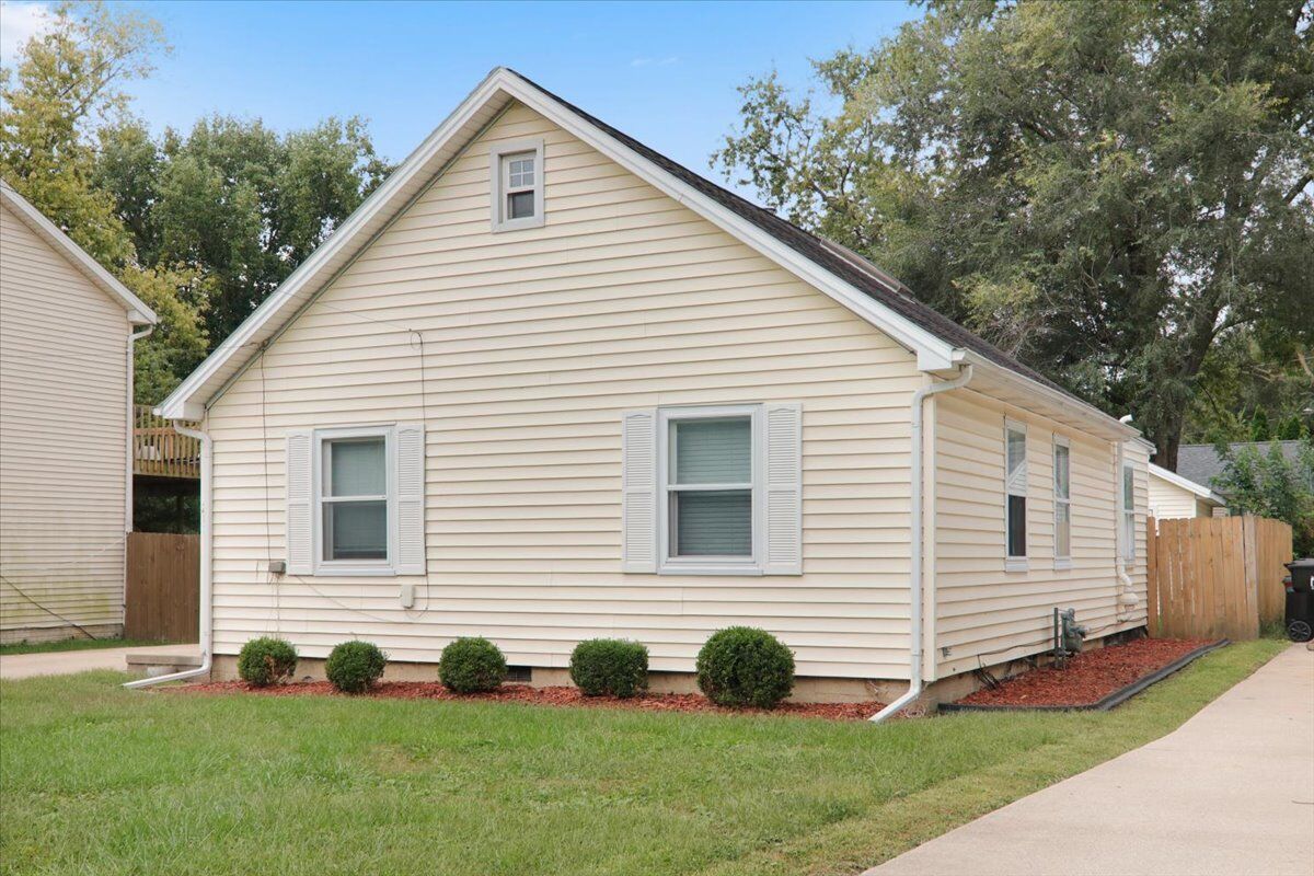 Property Photo:  211 S Coolidge Street  IL 61761 