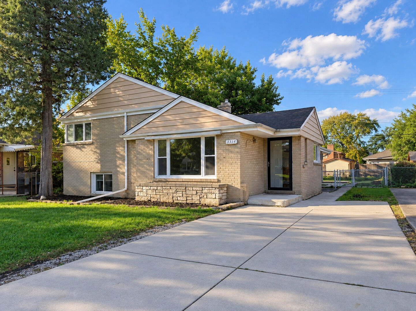 Property Photo:  3814 W Sherwin Avenue  IL 60712 