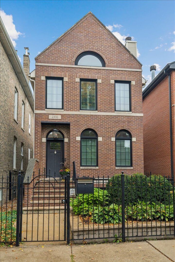 Property Photo:  2332 W Dickens Avenue  IL 60647 