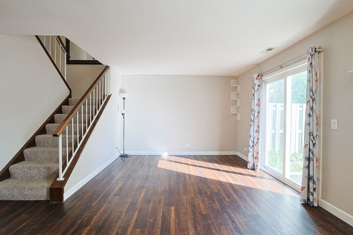 Property Photo: 485 Esselen Court IL 60188