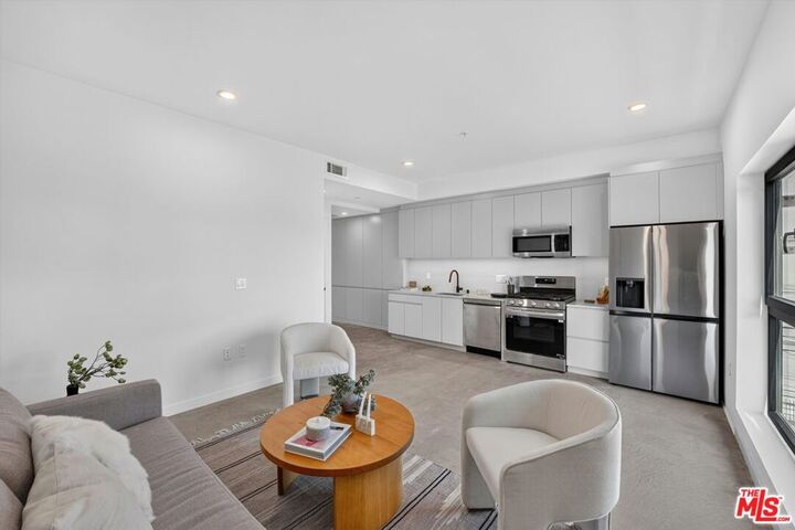 Property Photo:  904 S New Hmapshire Avenue 403  CA 90006 