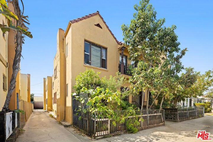 Property Photo:  2717 S Budlong Avenue  CA 90007 