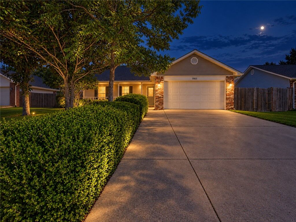 Property Photo: 1905 S E Street AR 72758