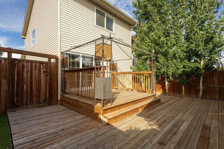 Property Photo:  196 Eversyde Circle SW  AB T2Y 4T4 