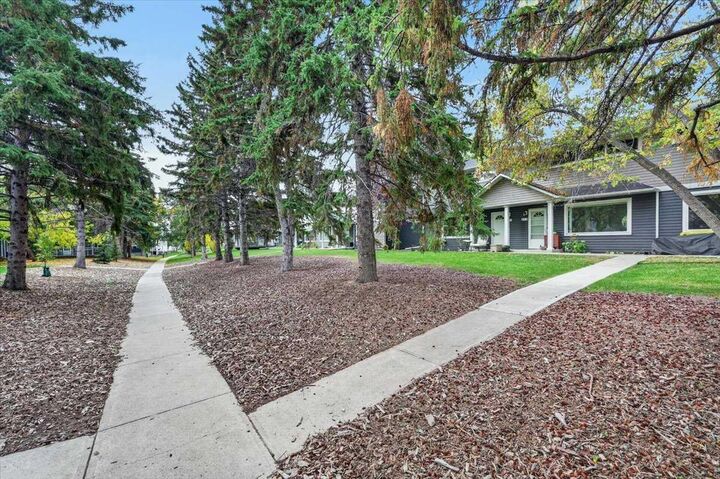 Property Photo:  572 Regal Park NE  AB T2E 0S6 