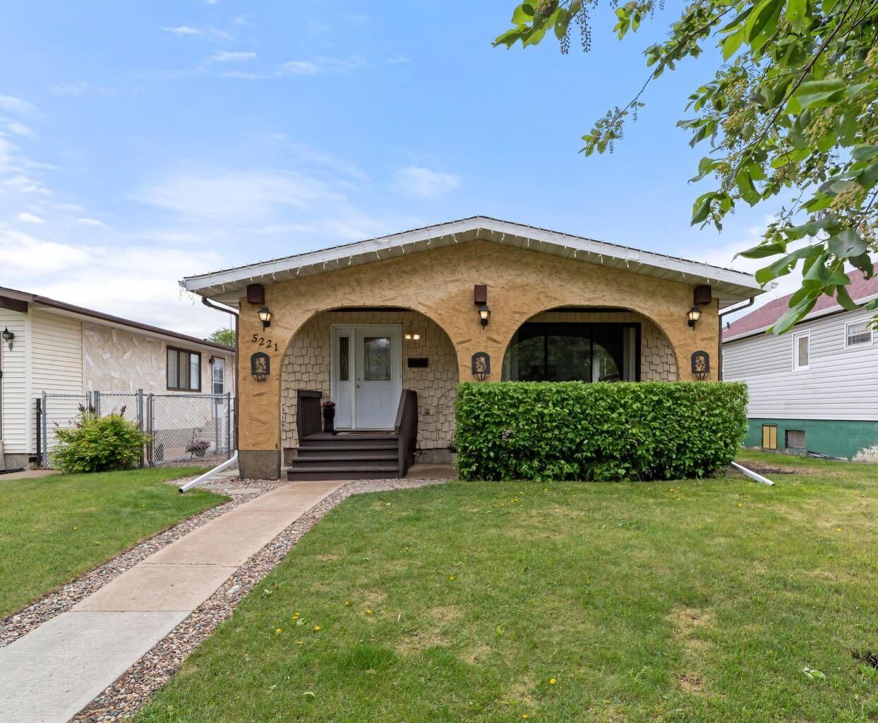 Property Photo:  5221 42 Street  AB T4V 1A7 