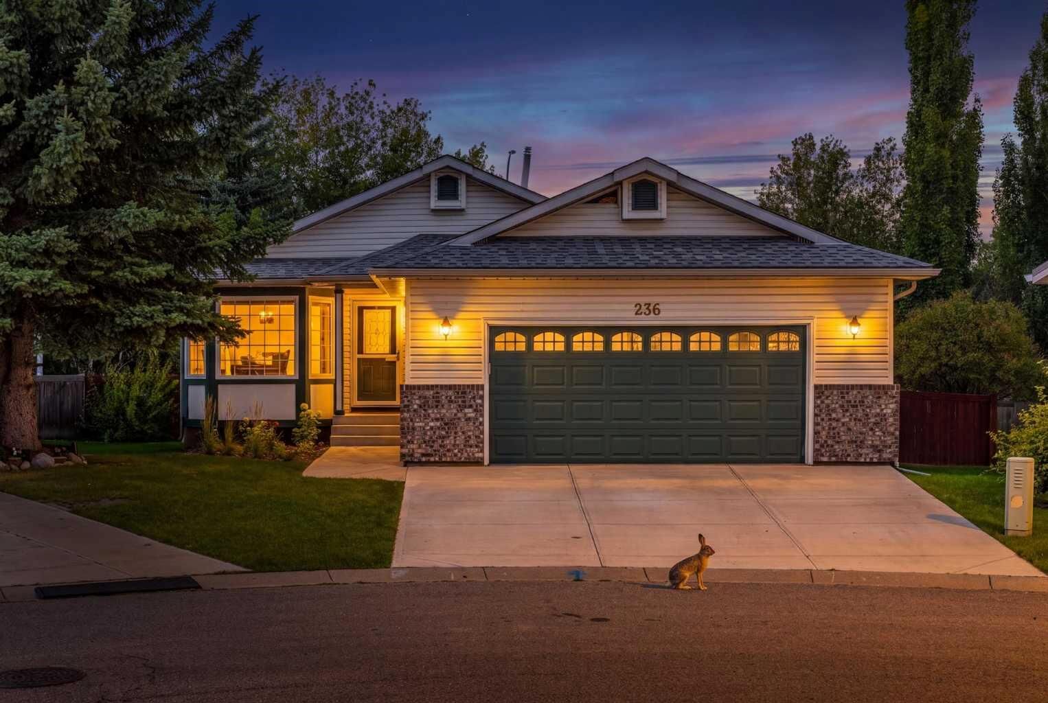 Property Photo:  236 Edgebrook Gardens NW  AB T3A 4Z9 