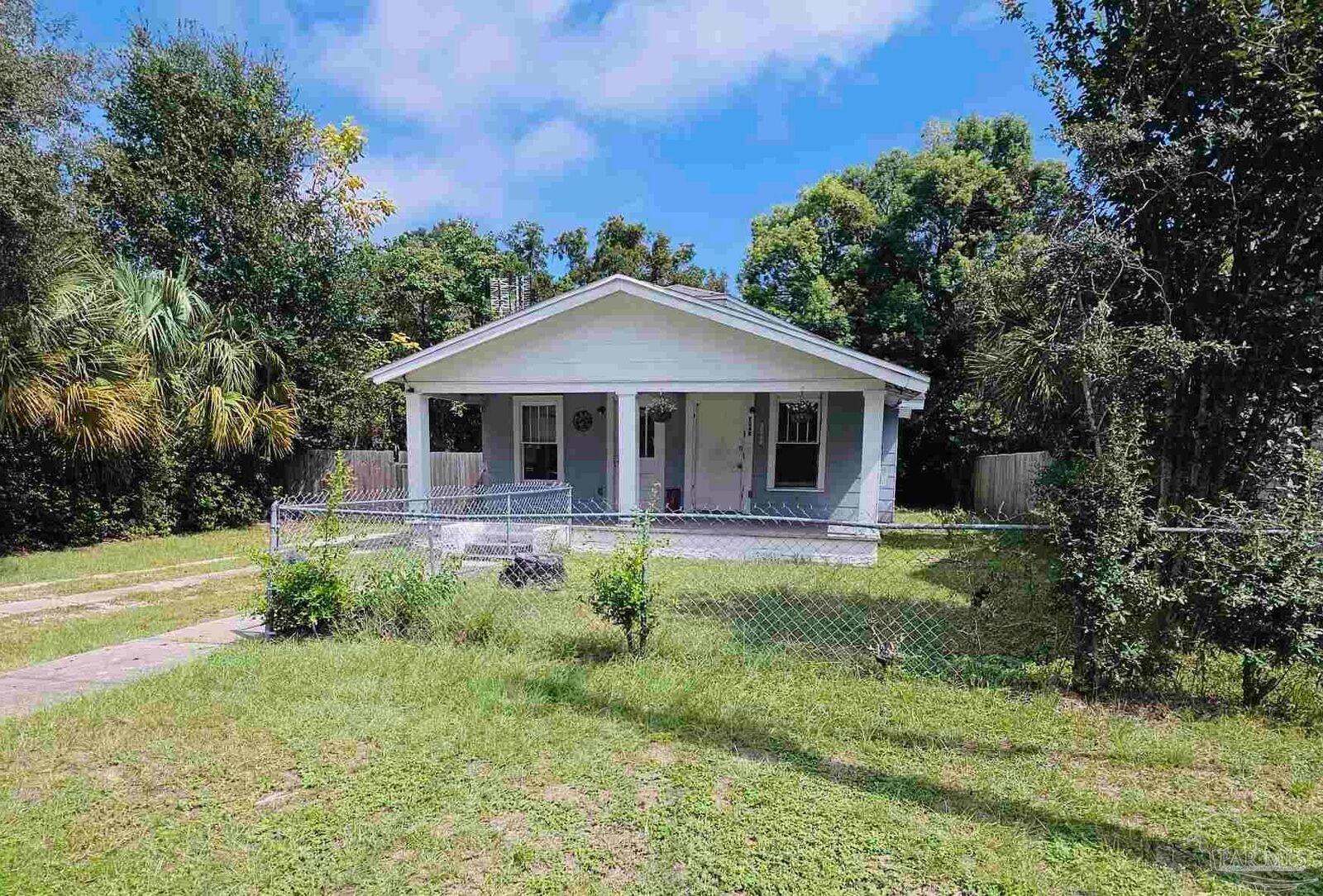 Property Photo:  204 N E St  FL 32502 