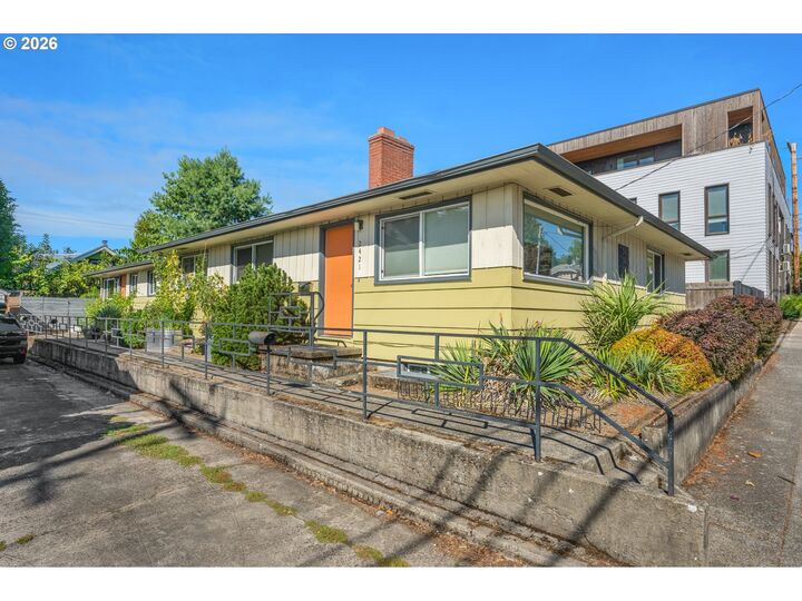 Property Photo: 2421 SE 52nd Ave OR 97206